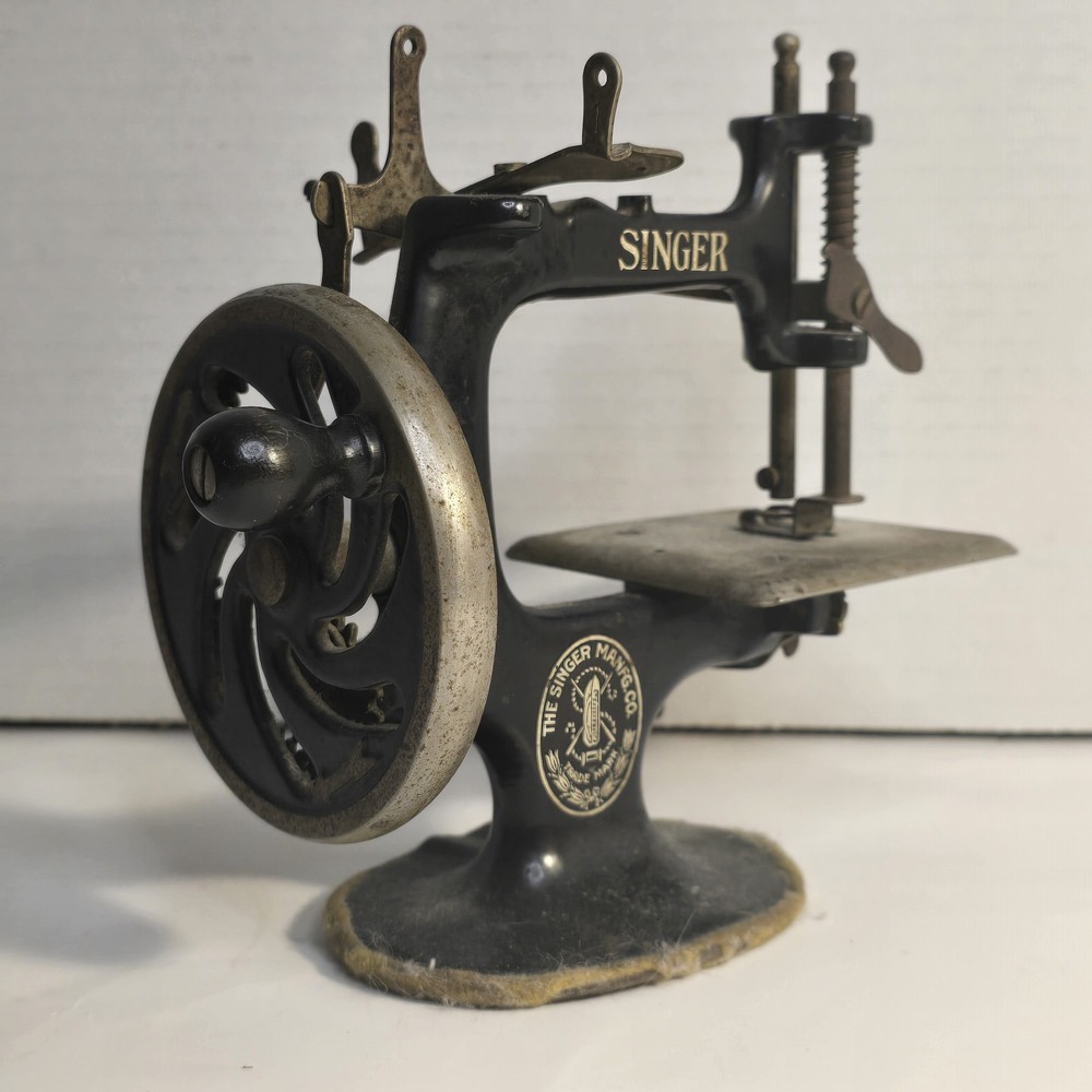 Vintage!! Singer Child's Miniature Sewing Machine M 20.