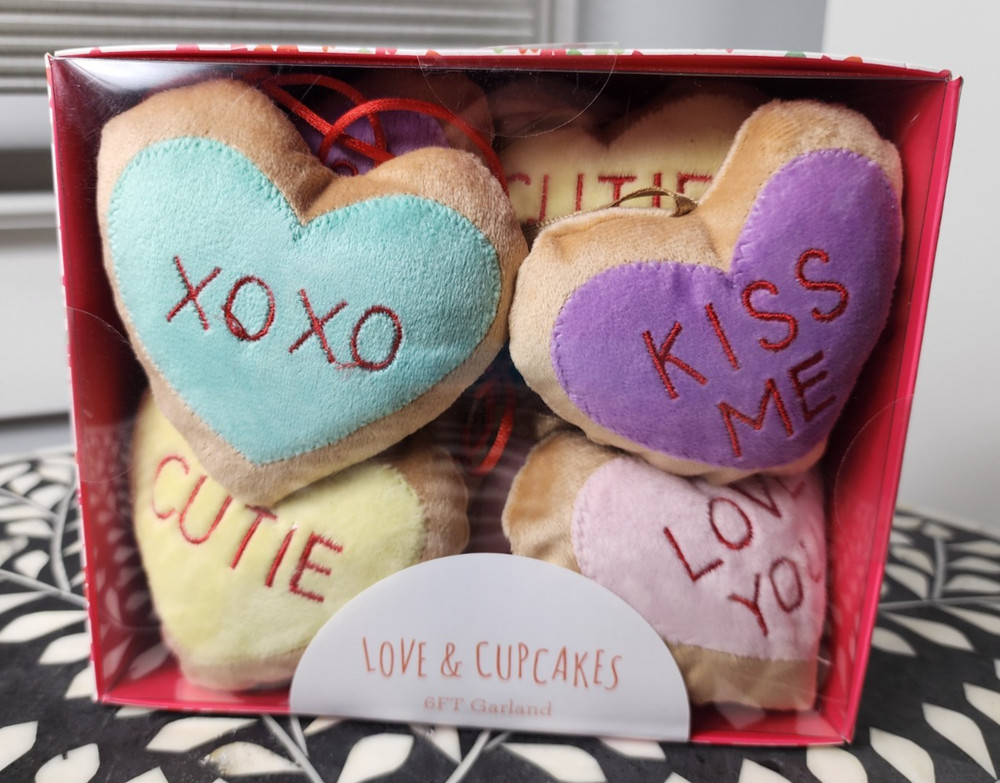 LOVE & CUPCAKES 6 FT GARLAND