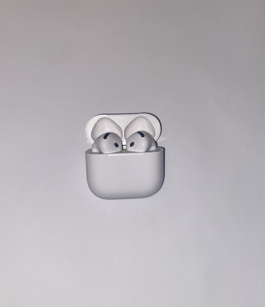 AirPods 4th Generation White with Wireless Charging Case