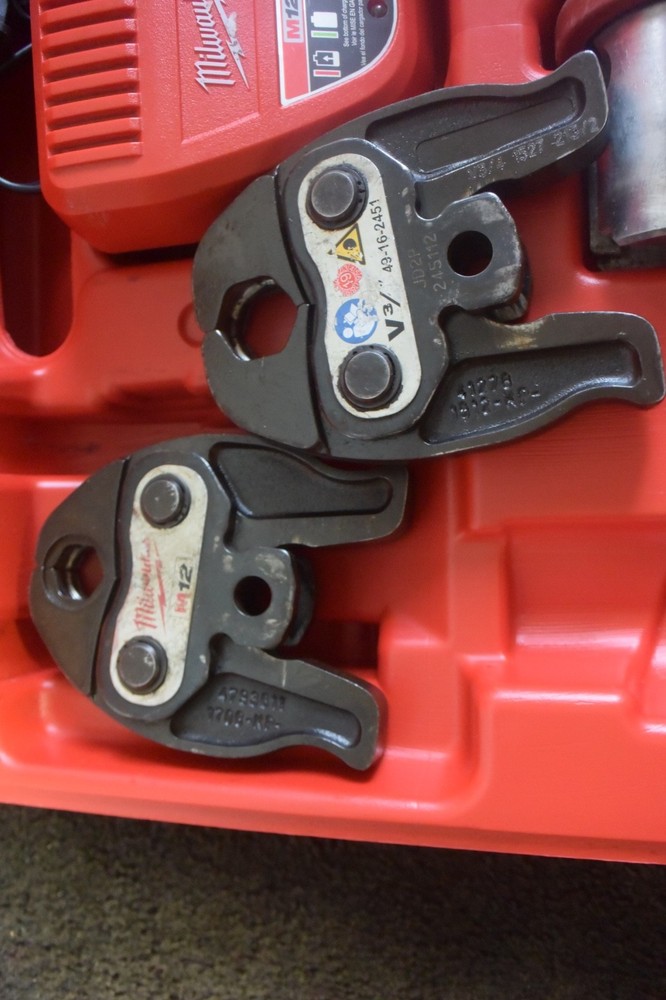 Milwaukee Press Model 2473-22 Copper Pipe Press Tool with 4 Jaws #4