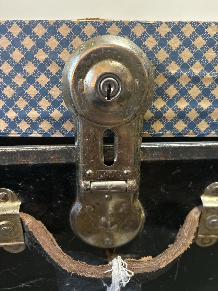 Steamer trunk Vintage still has the key