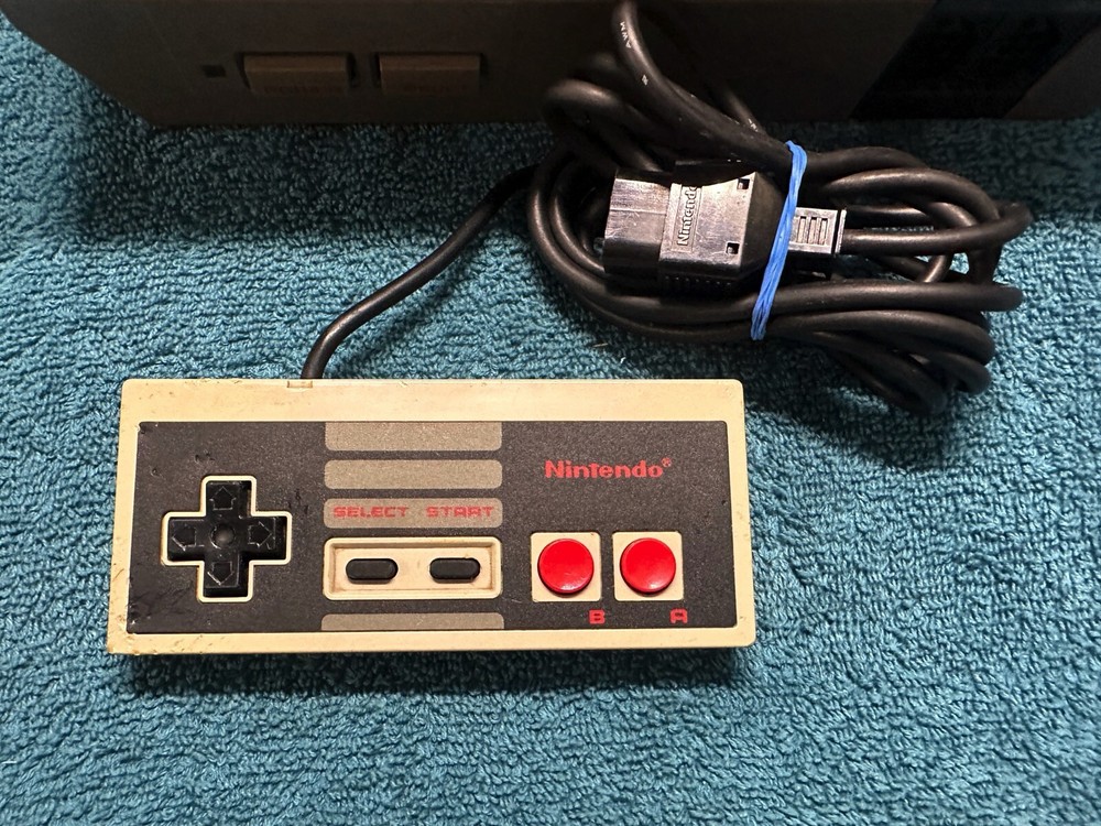 Nintendo NES System Mario Games 2 Controllers Zapper Cords Tested