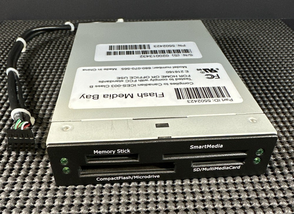 Flash Media Bay Reader Compact Flash Microdrive SD Multimedia Card DRIVE 4x6x1”