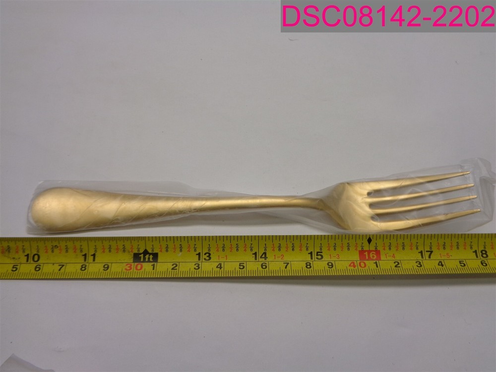 32 Pcs Stainless Steel Gold Silverware Set. 8 pcs Each. Fork, Spoon, Knife, Serv