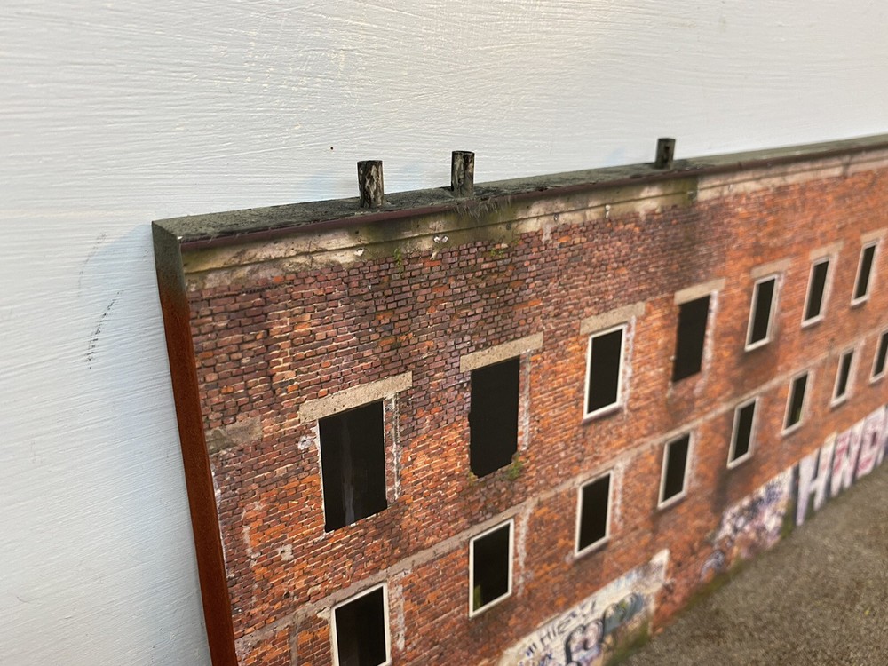 N Scale ABANDONED GRAFFITI FACTORY Building Flat/Front Walthers