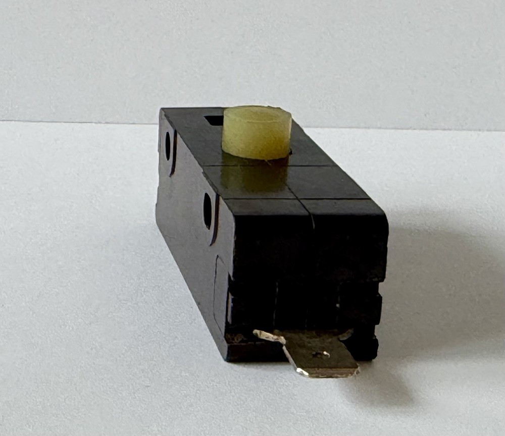 CHERRY E14 25A NORMALLY OPEN SNAP ACTION PUSHBUTTON SWITCH 125/250 VAC