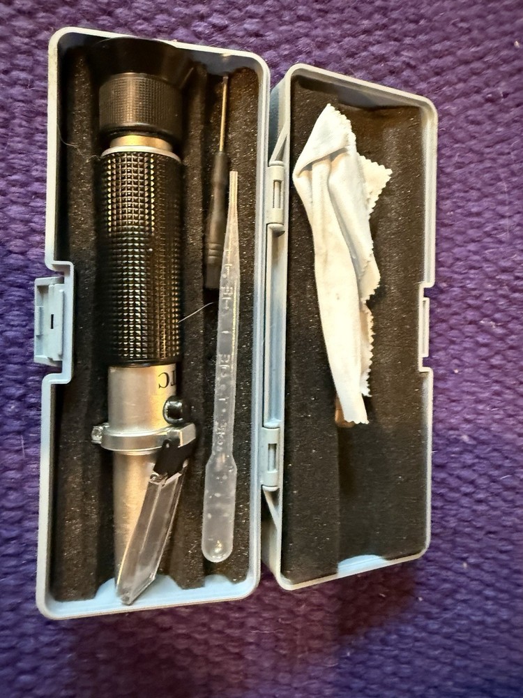 Handheld Refractometer - Saltwater testing