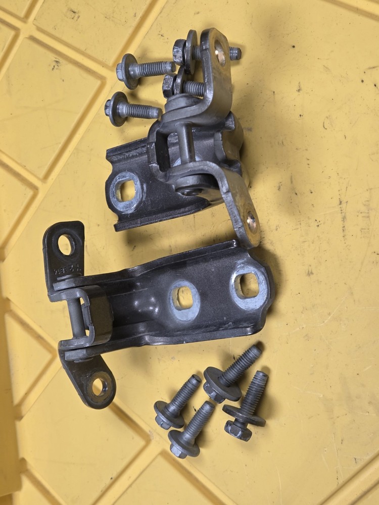 DOOR HINGE RIGHT FRONT PASSENGE LOWER UPPER CHEVY GMC 85644415 85644416 USED OEM