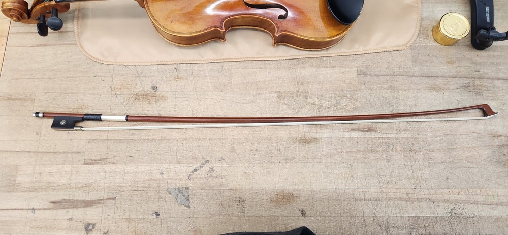 Revelle 500 Violin 4/4 w/ Case & Bow