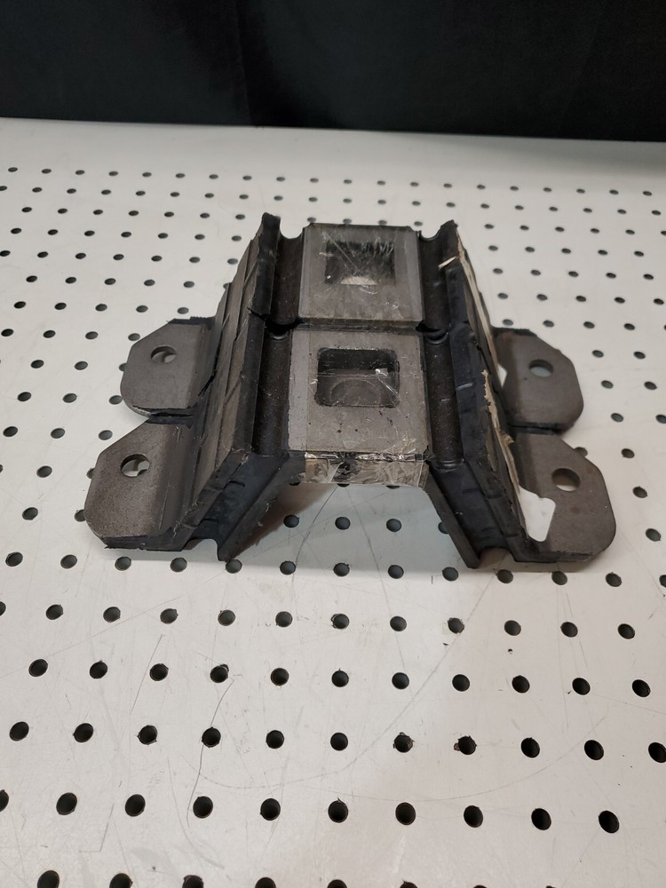 Freightliner BCD 27330 1 ENGINE MOUNT (pair)
