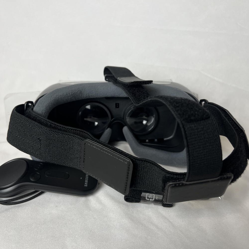 Samsung Gear VR with Controller Powered By Oculus (NOT TESTED)