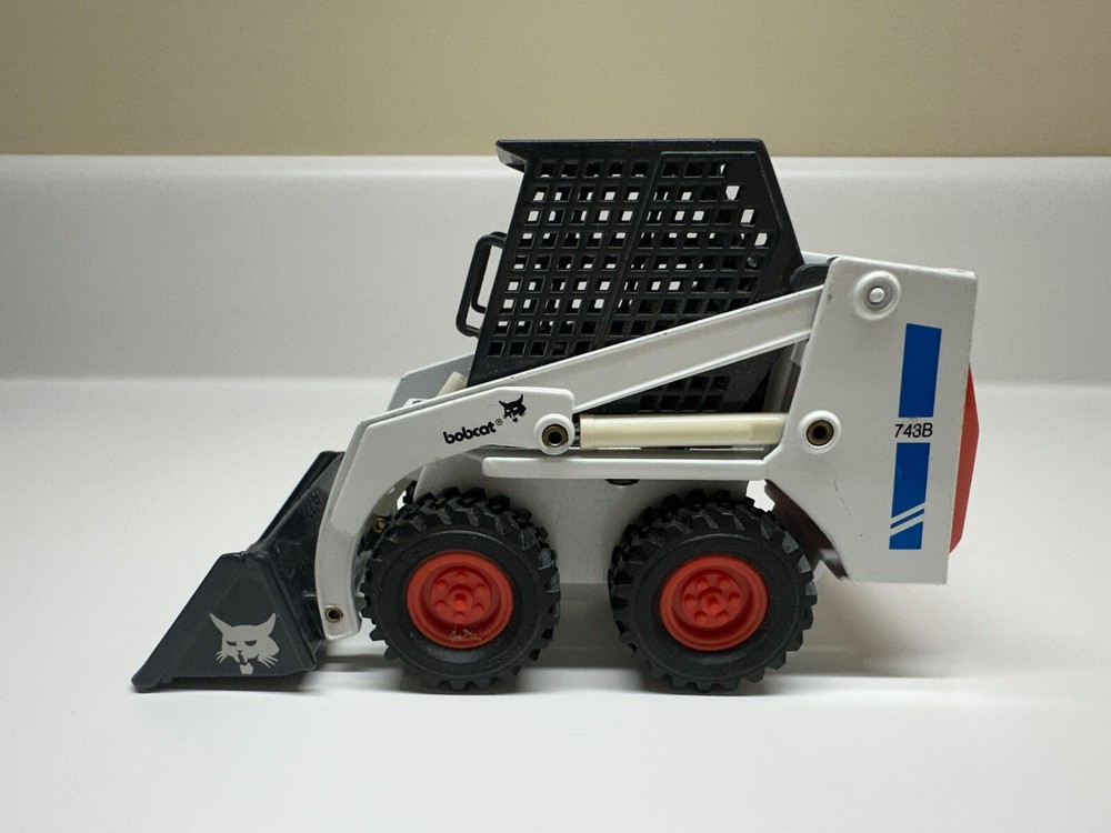 Bobcat 743B Skid-Steer Loader Clover 1:19 Scale Model