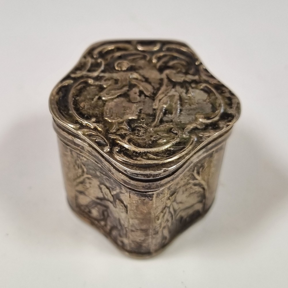 Antique Dutch Silver Box Decorated With Figural Panels 3.4cm High