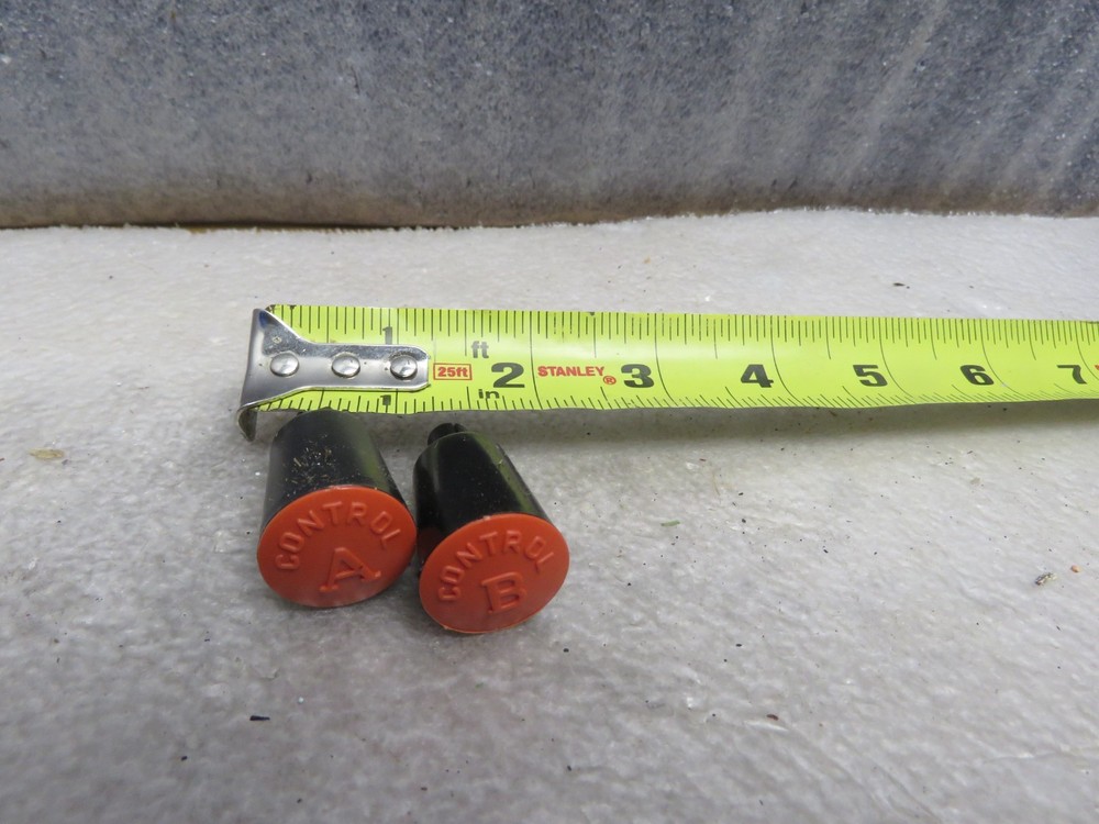 LIONEL POSTWAR REPLACEMENT KW TRANSFORMER A B KNOBS  636033