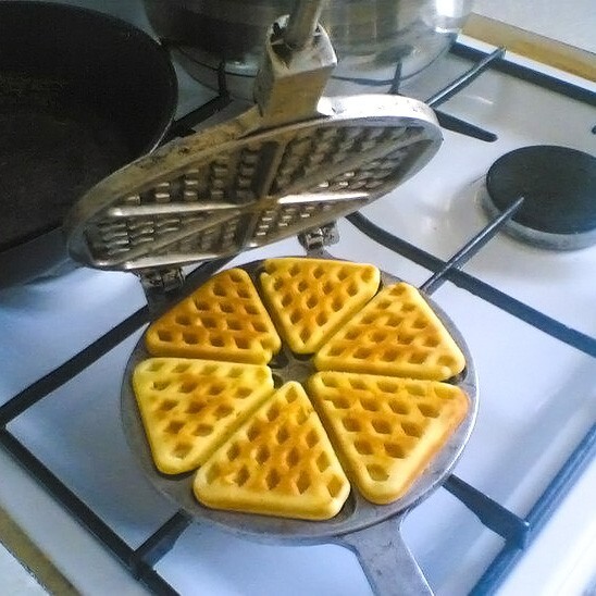BAKING PAN FOR TRIANGULAR HERRINGBONE COOKIES