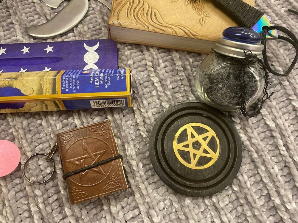 Altar Kit Celtic Pagan 13 components plus 100 spells and instructions