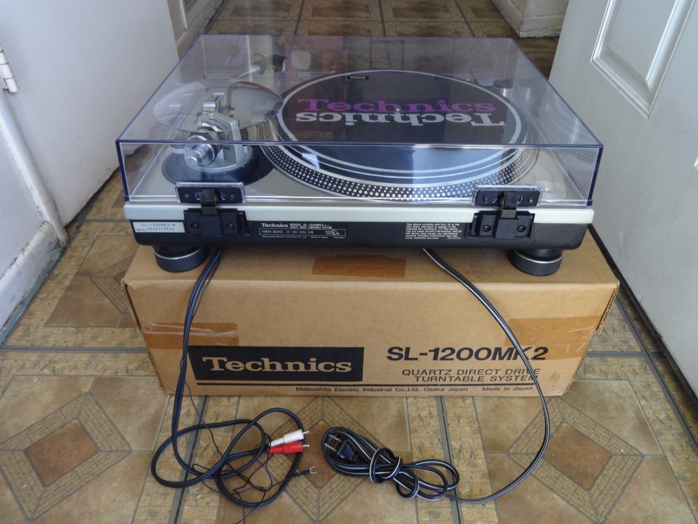TECHNICS SL-1200MK2 PROFESSIONAL DIRECT DRIVE TURNTABLE