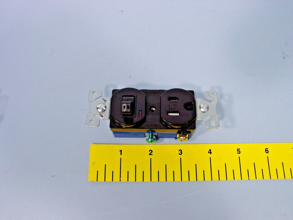 *Diversitech ED5225 TOGGLE SWITCH & RECEPTACLE with Indicator, 15 A