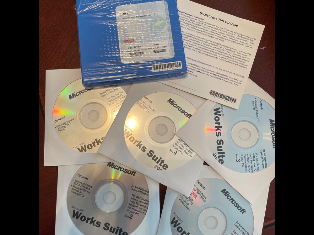 Microsoft Works Suite 2003 Set with Product Key. never used.