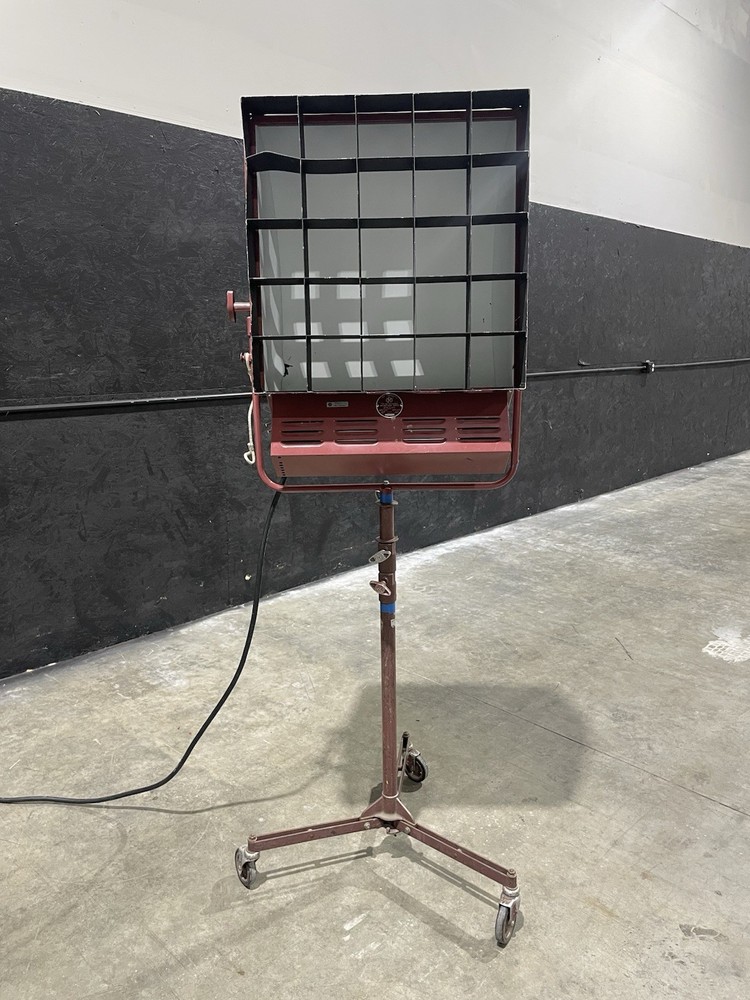 Mole Richardson Molequartz Softlite Type 2561 W/ Rolling Folding Stand Rare Find