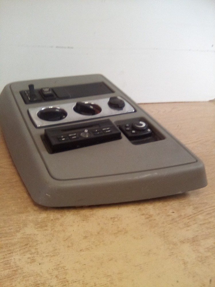 International Prostar Sleeper Control Panel XS626146 "MISSING A KNOB"