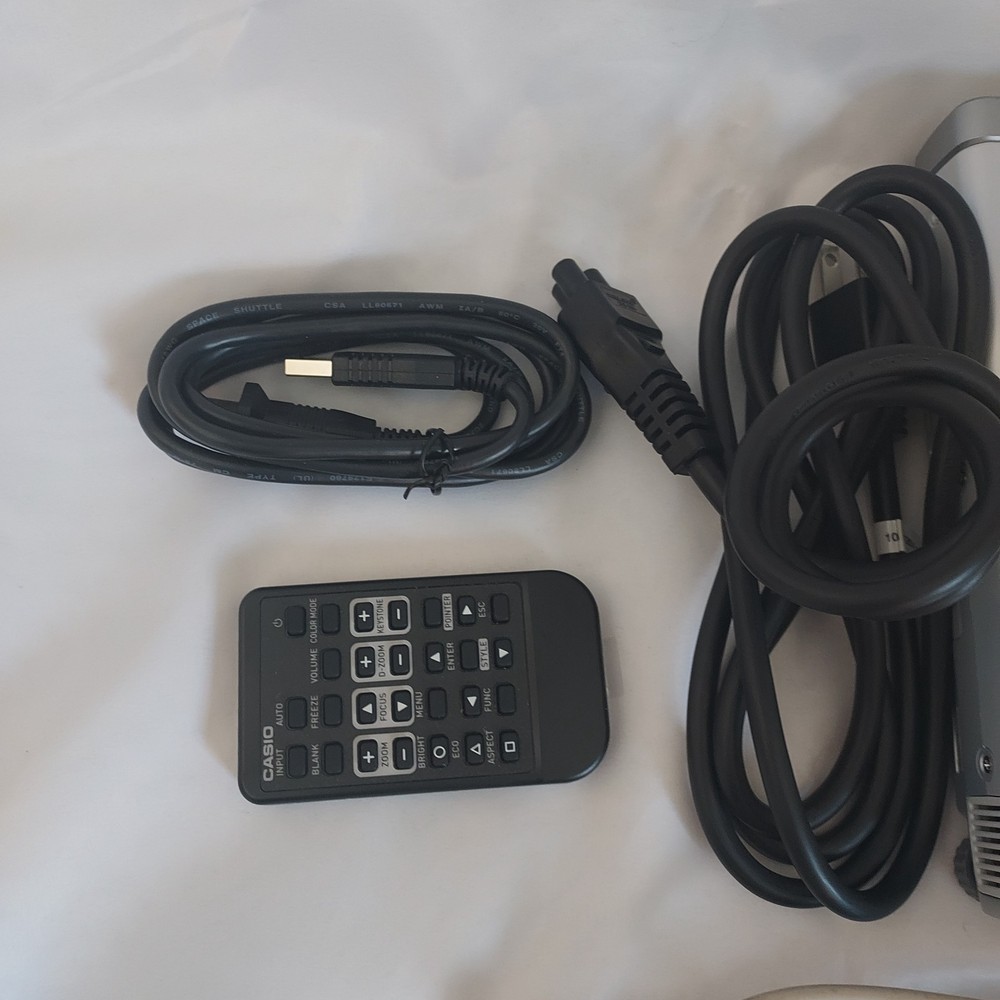 Casio Slim DLP Projector XJ Series w/ Remote, Cables & Case Tested Working