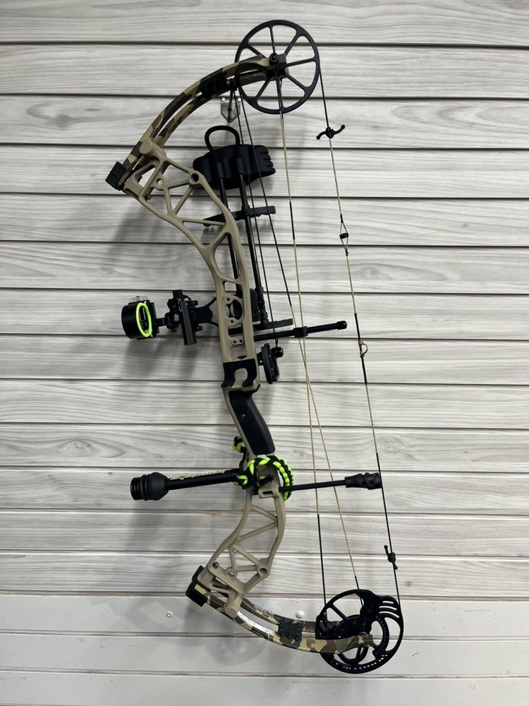 Bear Archery Compound Bow With ADAPT Cam System (A1G011659)