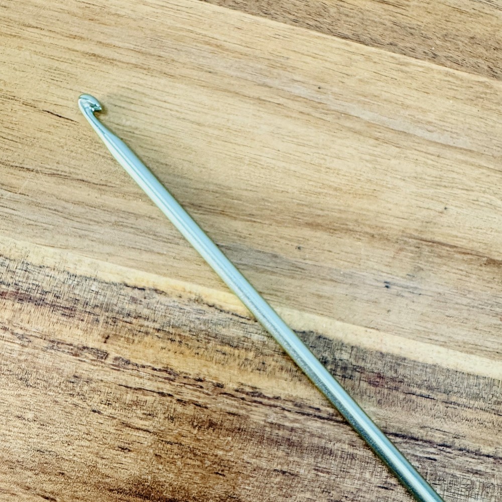 Double Ended Crochet Hook UNKNOWN SIZE Unbranded Green 9.75" long