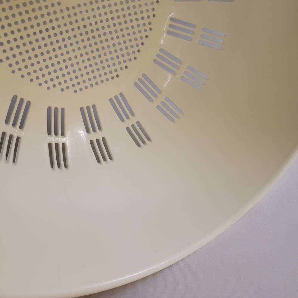 Vintage Kamenstein Colander Strainer Off White 11” Diameter Sturdy Thick Plastic