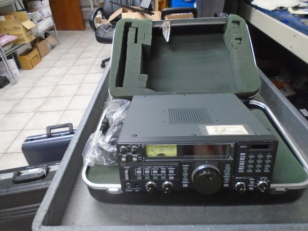 ICOM IC-R7000 Communications Receiver