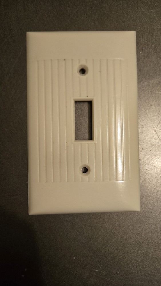 NOS Vintage Sierra Ivory Bakelite Ribbed Single Toggle Wall Switch Plate