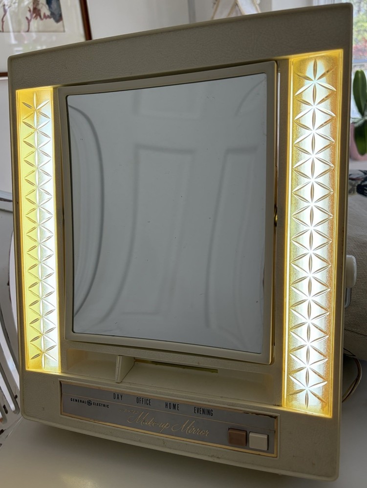 1978 GE General Electric Lighted, 2 Side, 4 Setting Makeup Mirror B21M-1  Works!