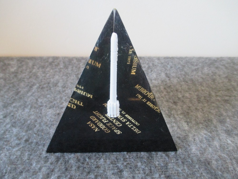 NASA GODDARD SPACE FLIGHT DELTA ROCKET SYMPOSIUM 1971 LUCITE DESKTOP MODEL -RARE