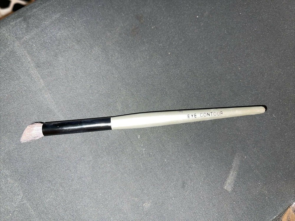 Paula Dorf Eye Contour brush
