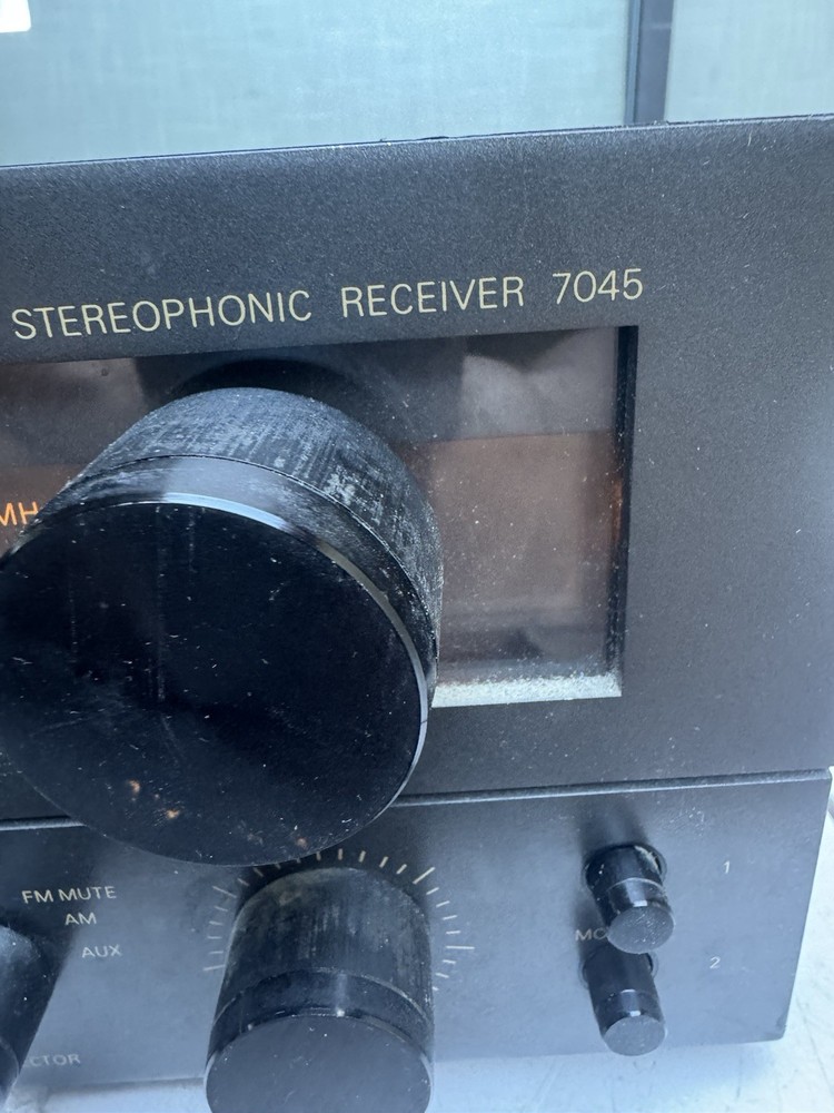 NAD 7045 stereo receiver good