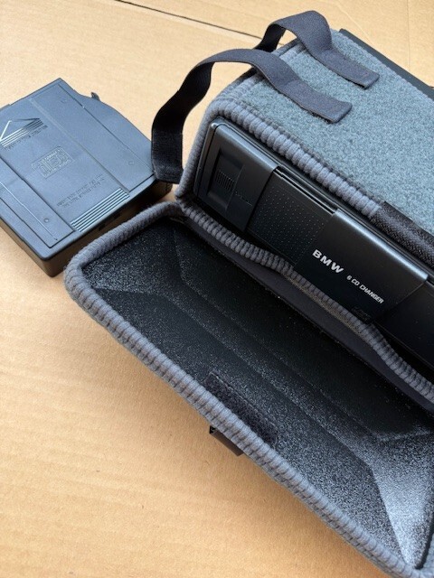 BMW 6 CD CHANGER MAGAZINE & CASE MINT
