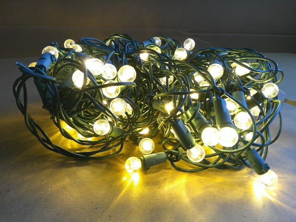 PHILIPS 90 Sphere LED Net Lights Green Wire Warm White