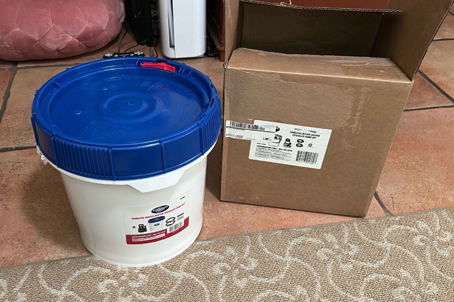 91660 Tankless Water Heater Descaler Pump Kit w/ Non-Toxic Descaler Solution FS