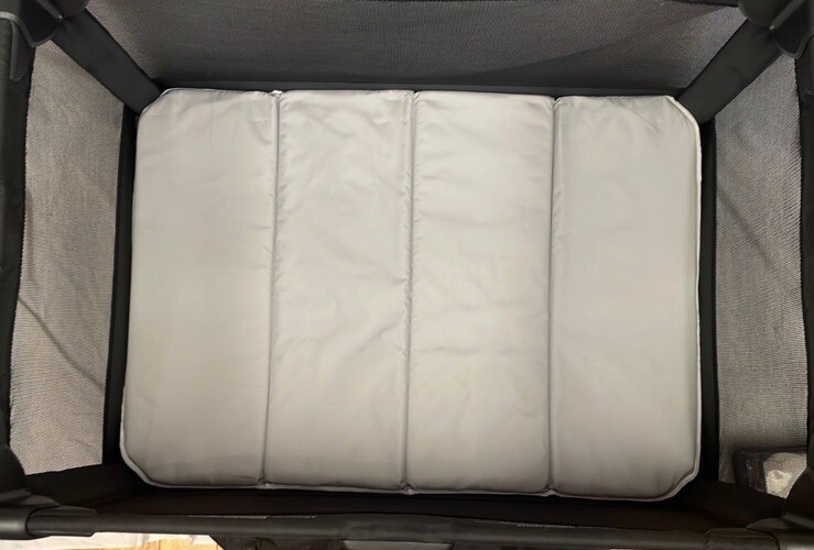 4moms breeze play yard bundle with bassinet and sheet