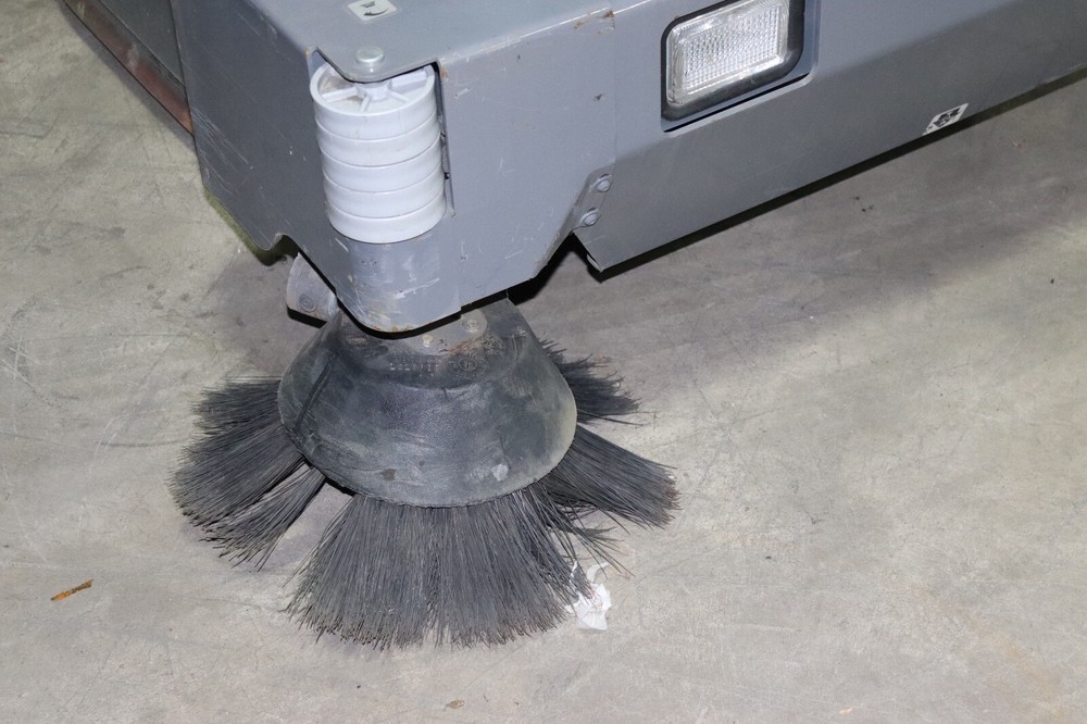 Tennant 7300 Floor Scrubber LOW HOURS 949 HOURS