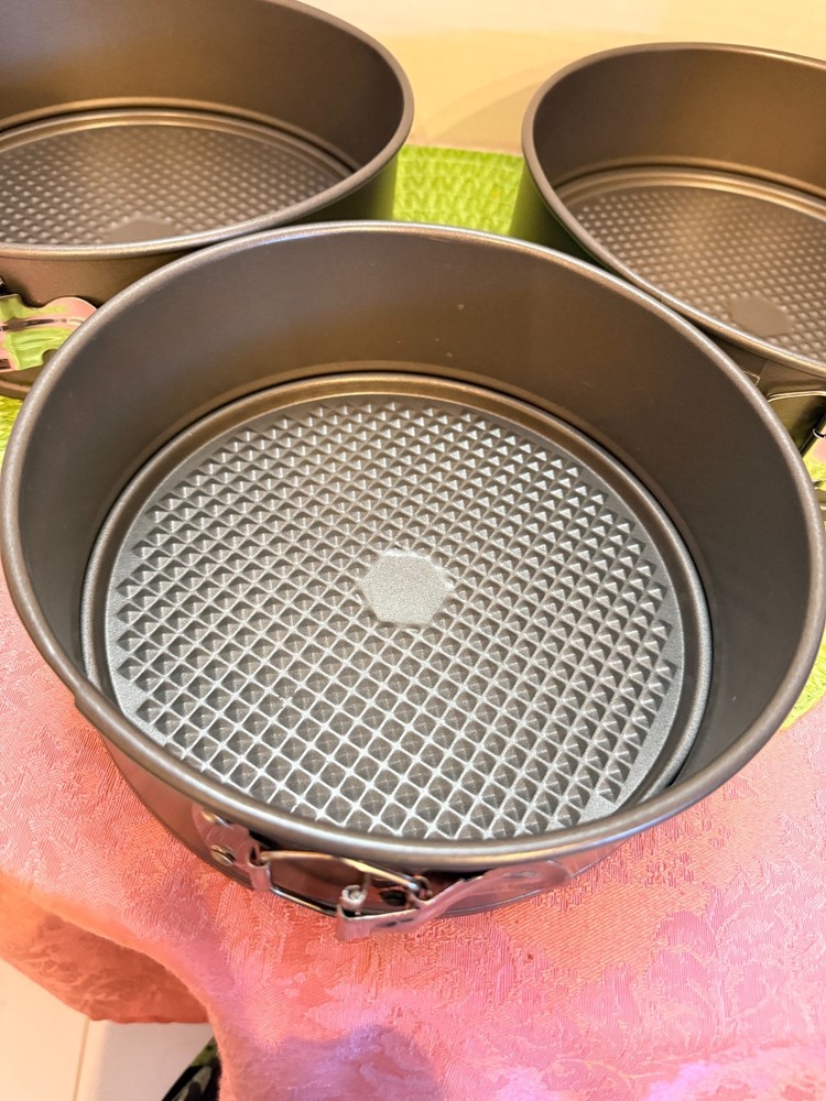 Three Piece Non Stick Spring Form Cake Pan Set Three Different Sizes