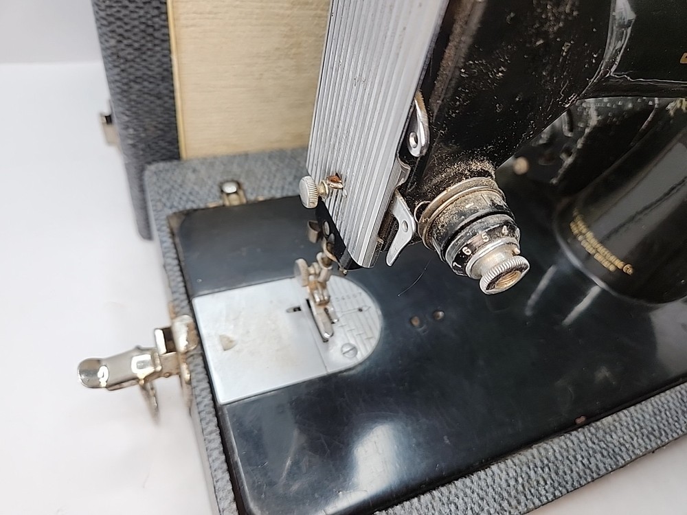 Vtg Singer Spartan 192K Compact Sewing Machine & Case | Tested