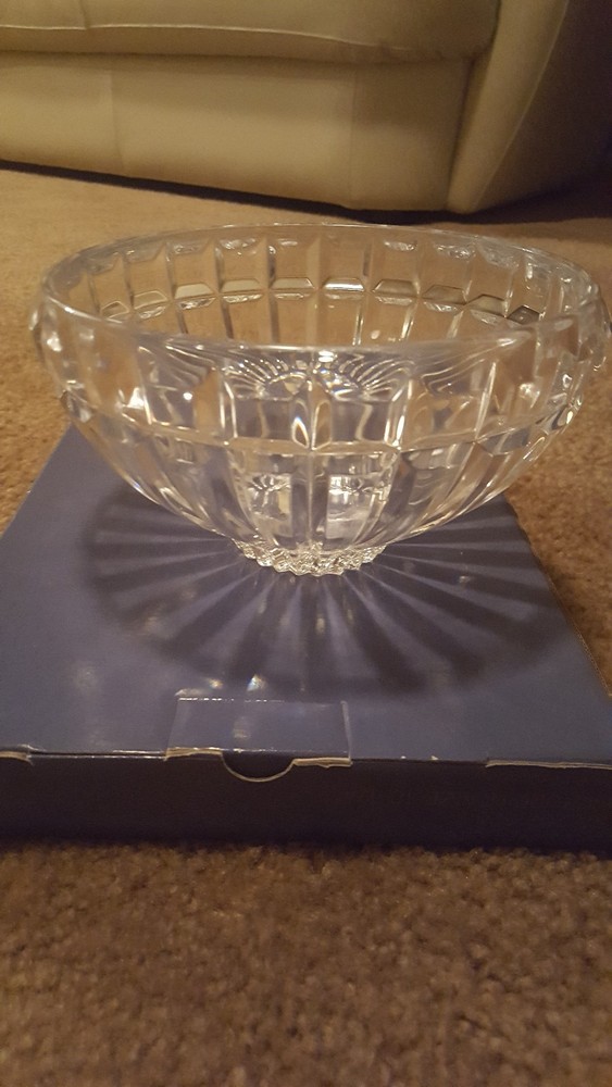 DISCONTINUED MIKASA REFLECTIONS PATTERN CRYSTAL 8" DIAMETER BOWL