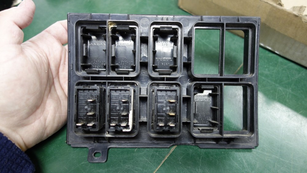 VOLVO VNL SWITCH PANEL THREE SWITCHES 3175601