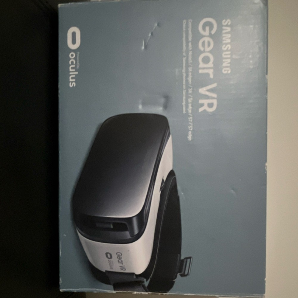 Samsung Gear VR Smartphone Virtual Reality Headset White Black Plastic