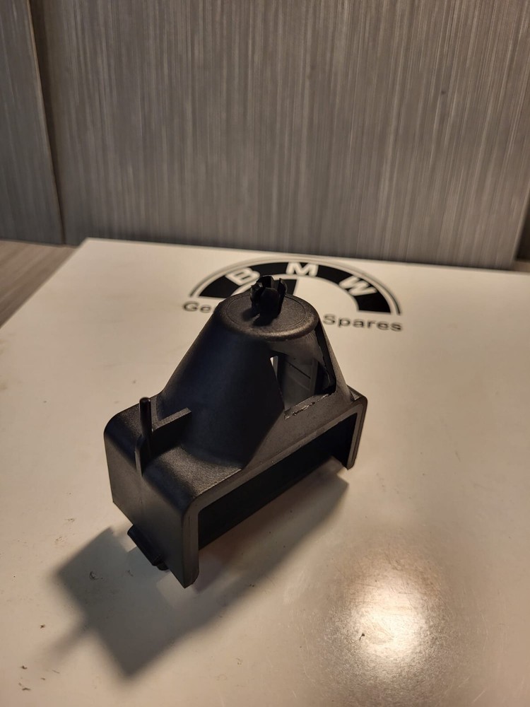 BMW E46 COUPE/SALOON HAZARD TRIANGLE RETAINING BRACKET/CLAMP