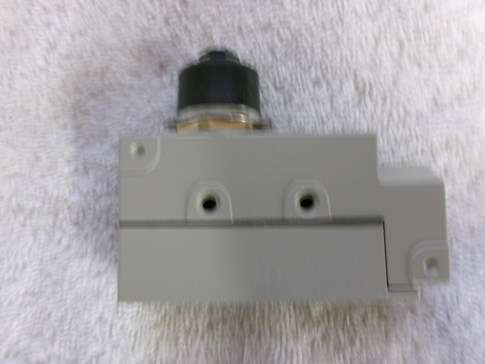 NIB Omron Limit Switch 480VAC 15A ZE-N-2S