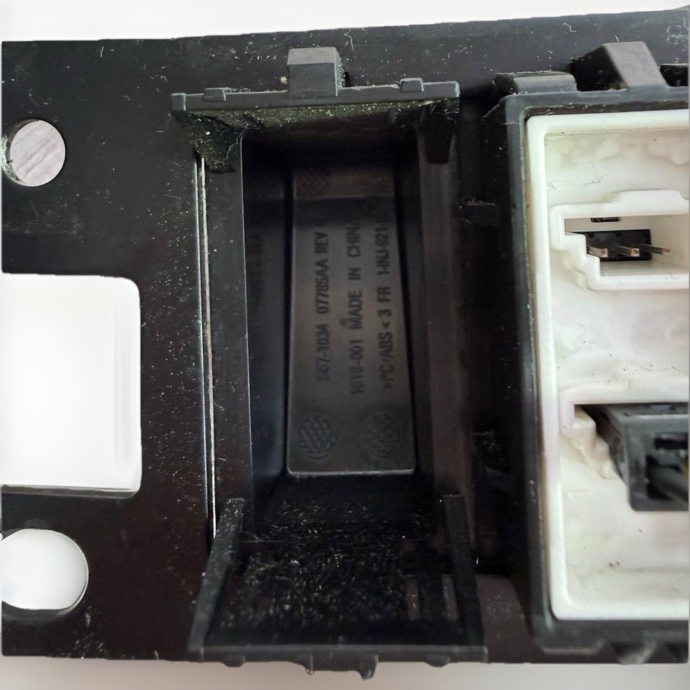 PACCAR Switch Panel S06-1073-601 with Three Switches