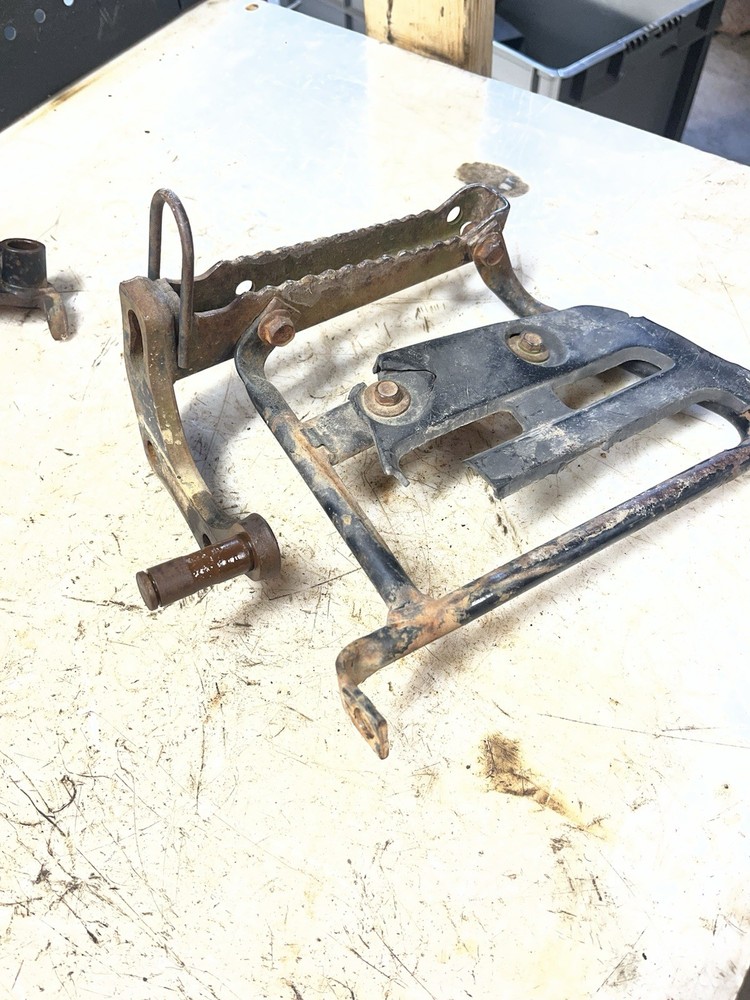 2001 YAMAHA BIG BEAR 400 RIGHT FOOT REST PEG STEP
