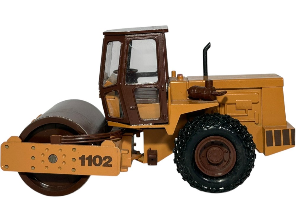 VTG Conrad Case 1102 Compactor 1:35 Scale Model 2703 West Germany